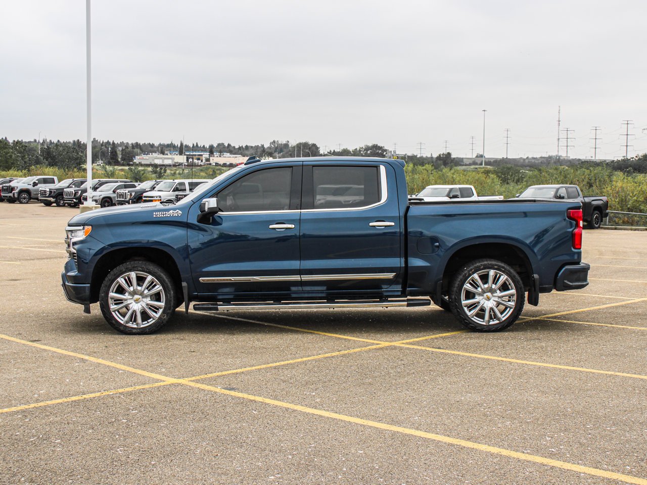 2022 Chevrolet Silverado 1500 4WD Crew Cab 147 High Country Blue Sherwood Park - photo #4
