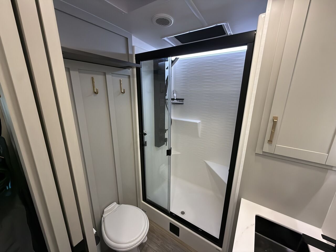 2025 BRINKLEY Z295 | ACCOMODATION White Granby - photo #19