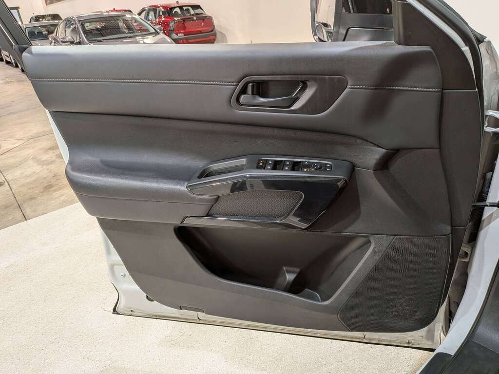 2024 Nissan Pathfinder S 4WD White Val-David - photo #35