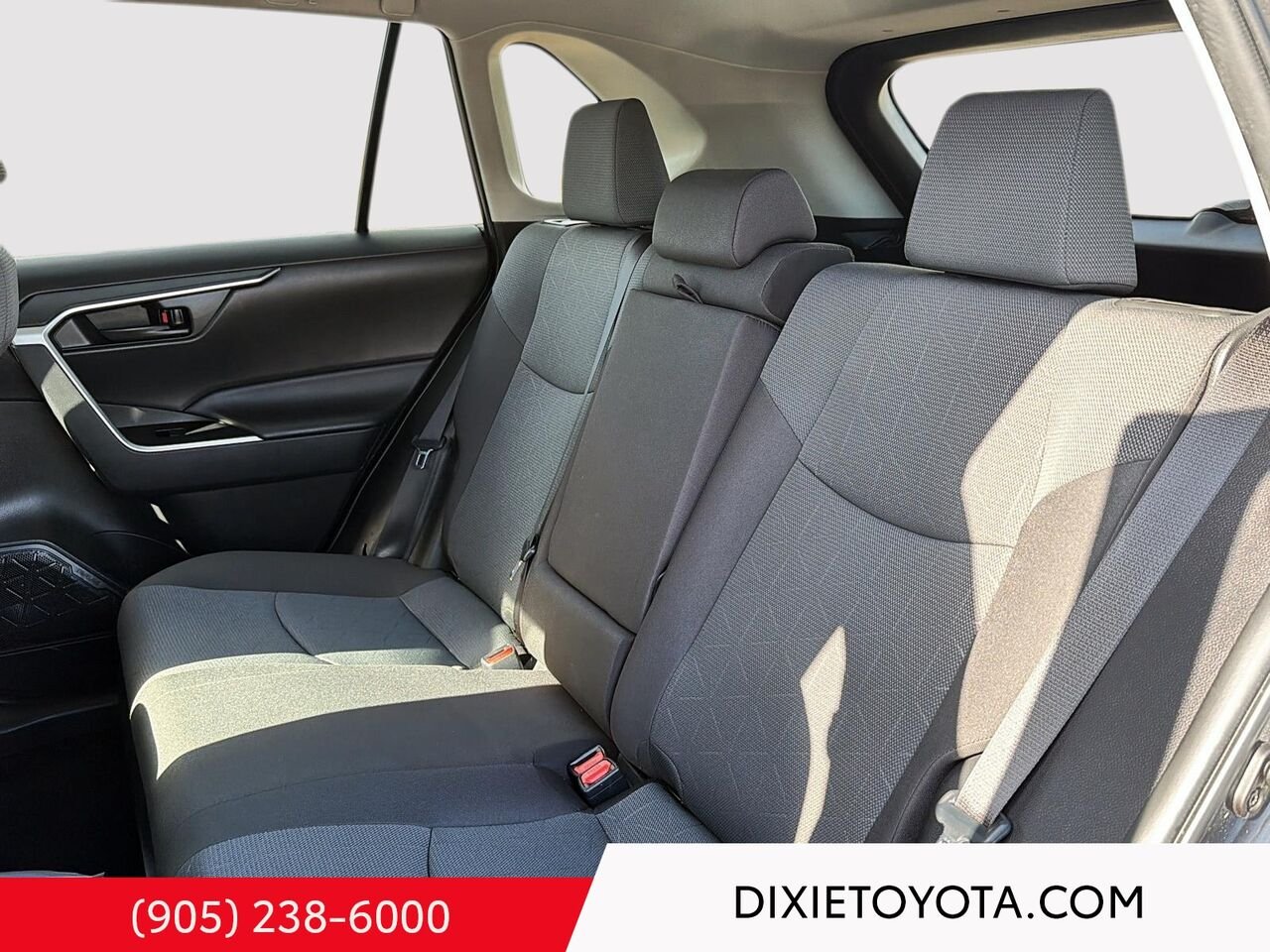 2025 Toyota RAV4 HYBRID LE AWD / HEATED SEATS / TOYOTA SAFETY SENSE / CARPLAY AND ANDROID AUTO Grey Mississauga - photo #17