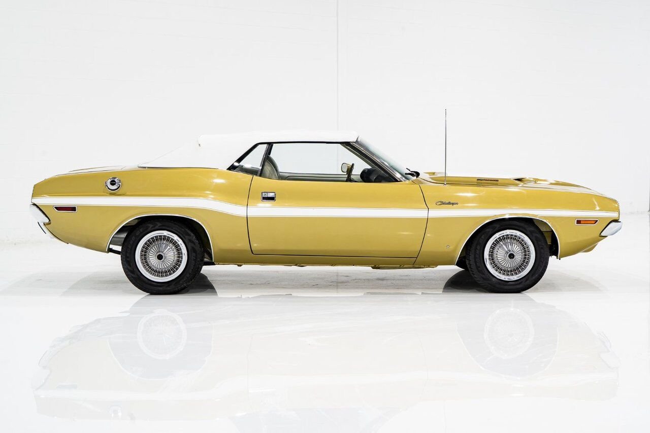 1971 Dodge Challenger *PRIX EN USD* Convertible Fully restored to desirable specifications Gold Montreal - photo #35