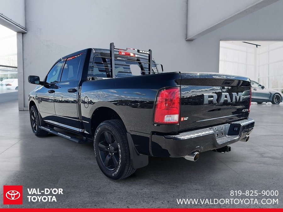 2021 Ram 1500 Classic Express cabine d'équipe 4x4 caisse de 5 pi 7 po Black