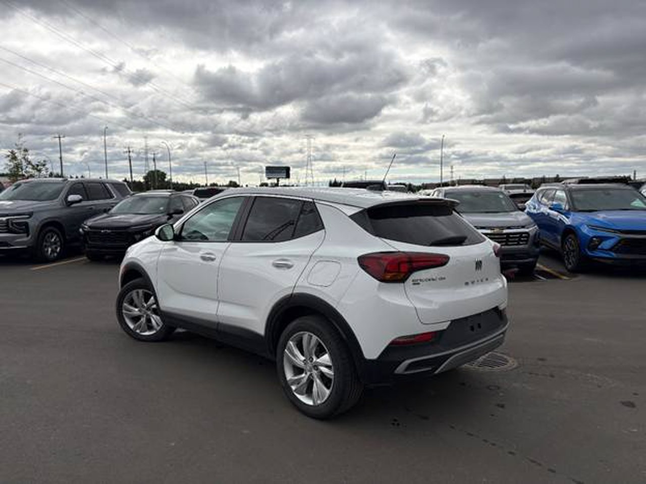 2024 Buick Encore GX AWD 4dr Preferred White Sherwood Park - photo #3