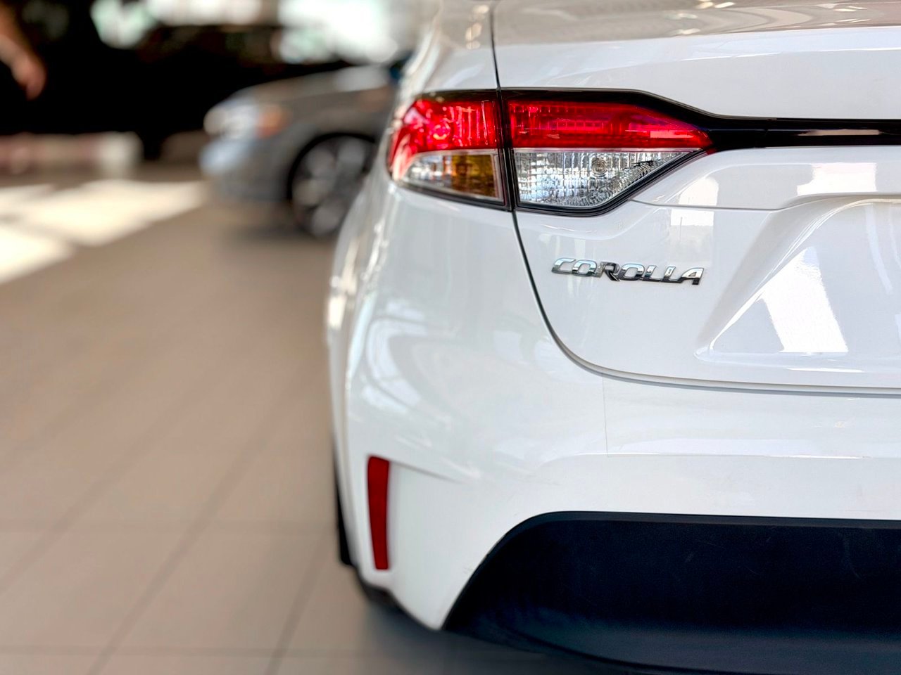 2023 Toyota Corolla LE White Notre-Dame-des-Prairies - photo #12