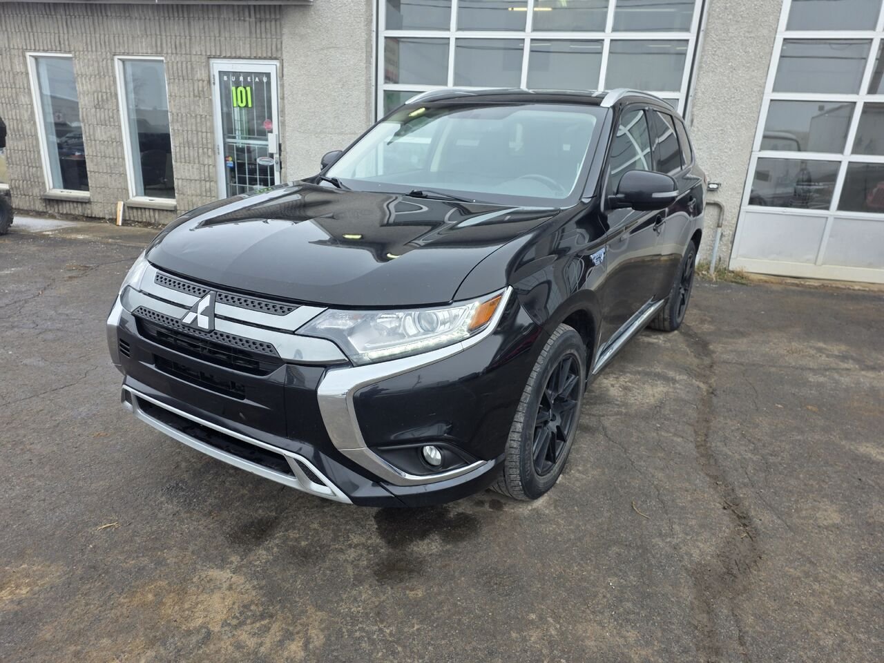 2021 Mitsubishi Outlander Plug-In Hybrid Black  - photo #0