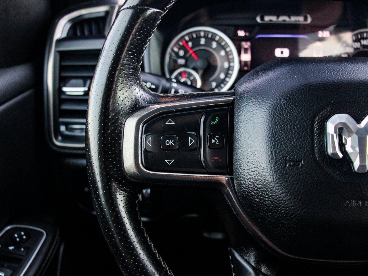 2022 Ram 1500 Sport 4x4 Crew Cab 5'7 Box Black Sherwood Park - photo #17
