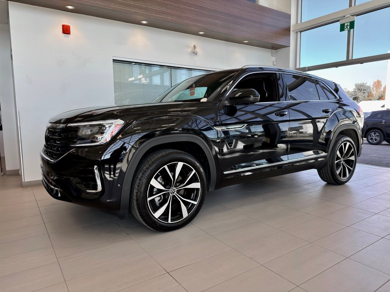 2026 Volkswagen Atlas Cross Sport Black Notre-Dame-des-Prairies - photo #2