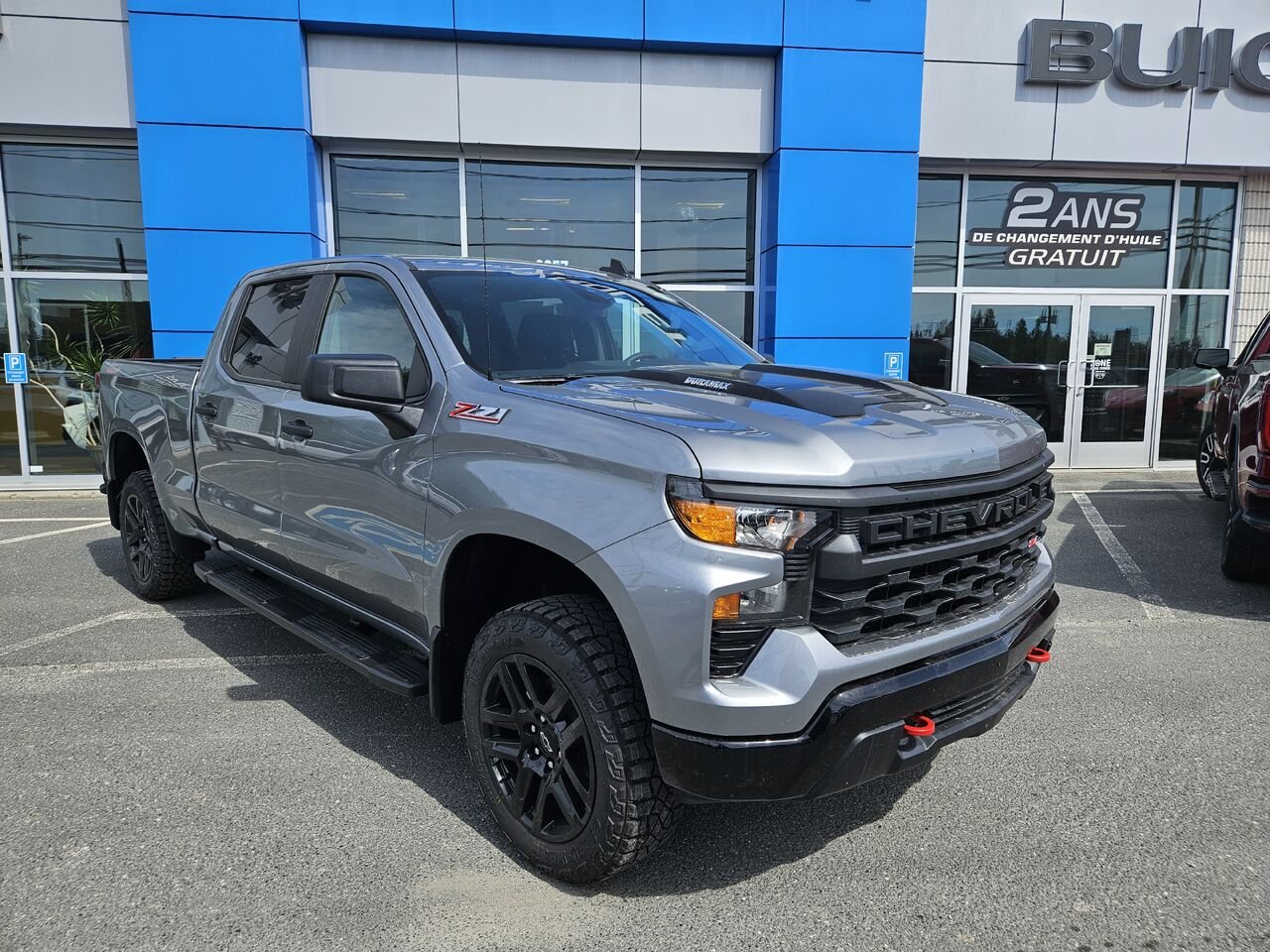 Chevrolet Silverado 1500 Custom Trail Boss cabine multiplace 4RM 157 po 2026 Gris sterling métallisé Thetford Mines - photo #1