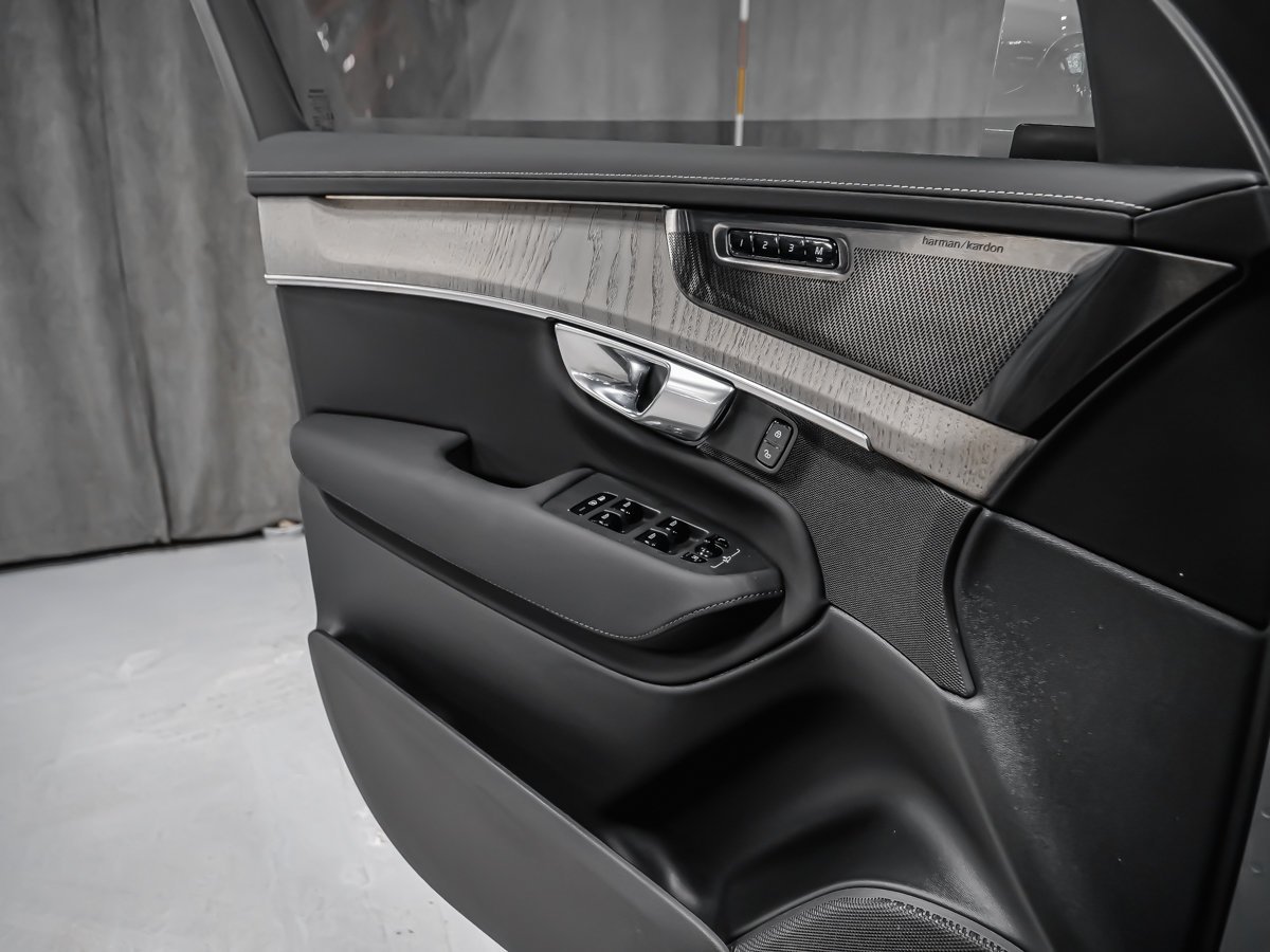 Volvo XC90 B6 ULTRA BRIGHT HARMAN KARDON AFFICH. TÊTE HAUTE 2026 Gris Montréal - photo #8