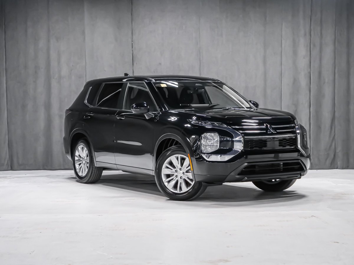 2025 Mitsubishi Outlander ES Black Montreal - photo #1