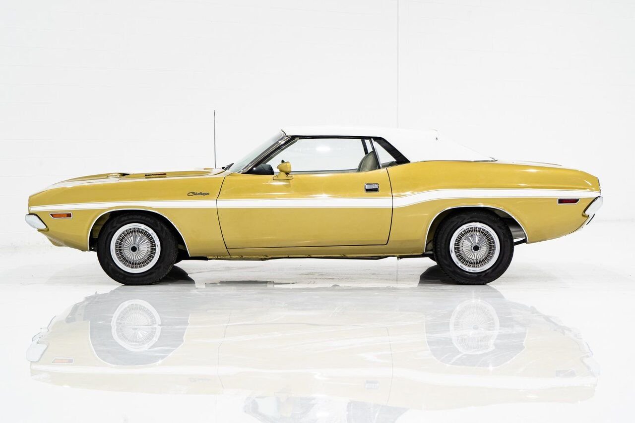 1971 Dodge Challenger *PRIX EN USD* Convertible Fully restored to desirable specifications Gold Montreal - photo #30