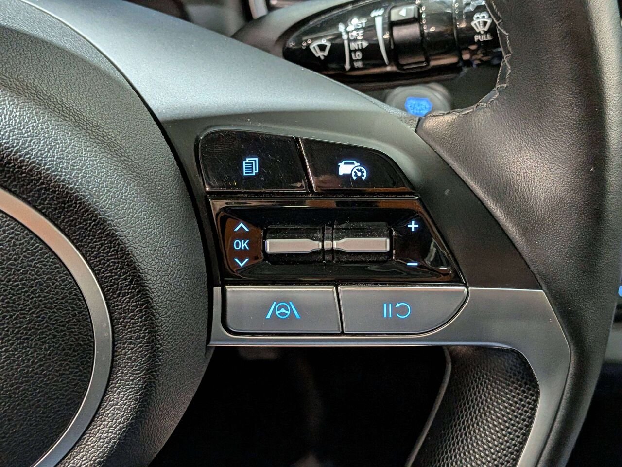 2025 Hyundai Elantra Preferred IVT w/Tech Pkg White Val-David - photo #15