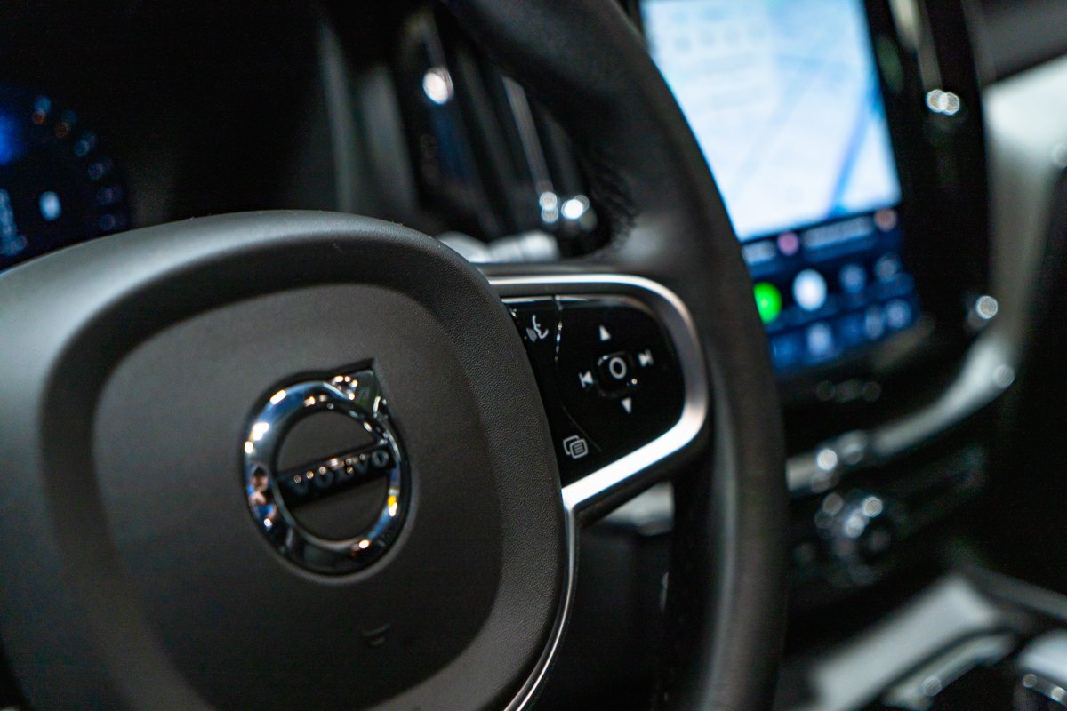 Volvo XC60 B5 PLUS DARK CLIMAT HARMAN KARDON 2025 Noir Montréal - photo #9