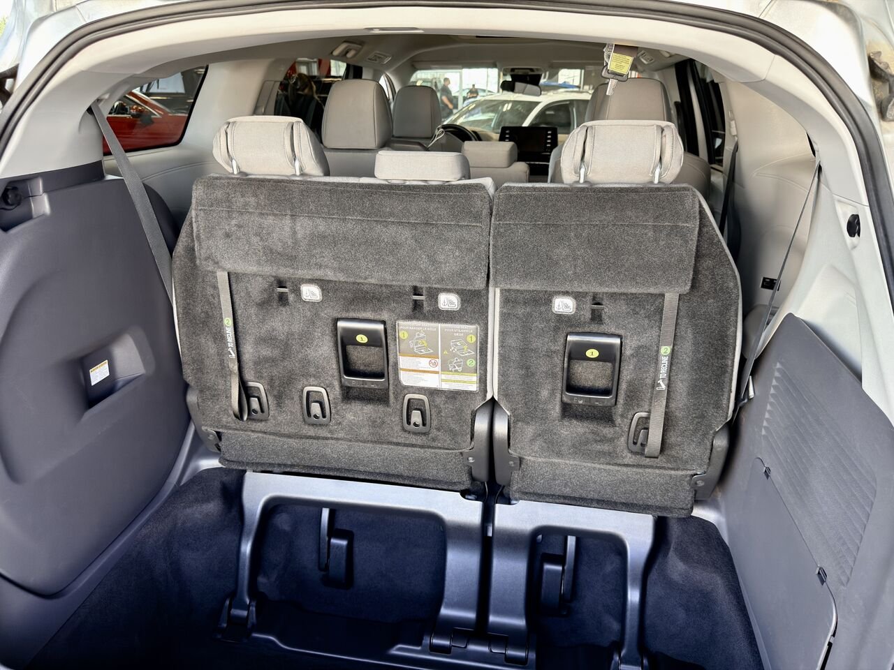 2022 Toyota Sienna Silver Notre-Dame-des-Prairies - photo #11