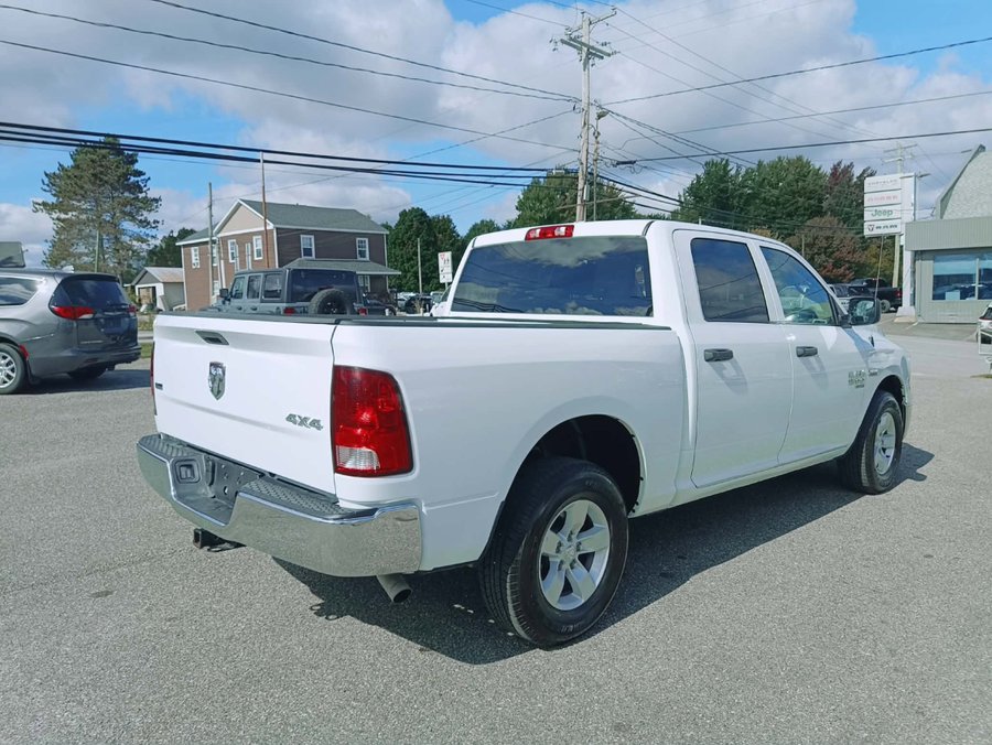 2023 RAM 1500 Classic SLT cabine d'équipe 4x4 caisse de 5 pi 7 po White