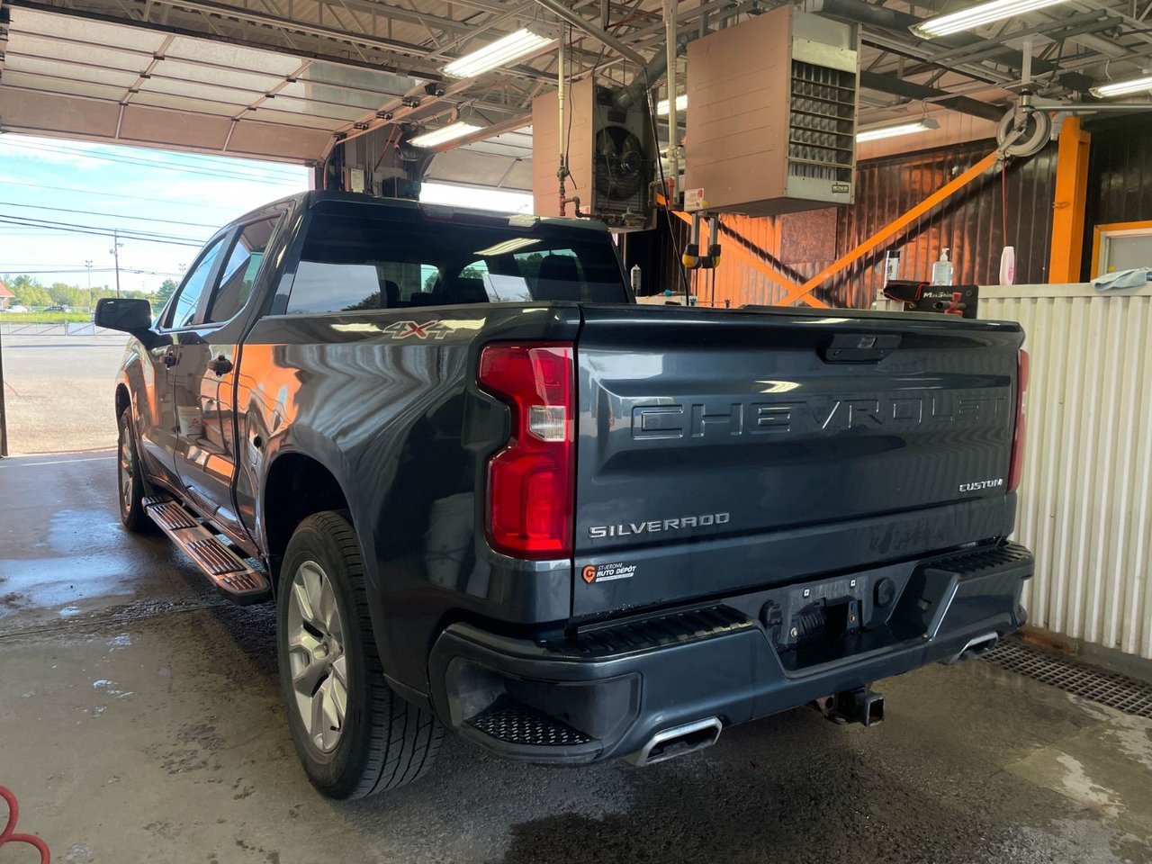 Chevrolet Silverado 1500 CUSTOM CREW 4X4 V8 *GR VALEUR* MARCHE PIED CARPLAY 2019 Gris Ombre Saint-Jérôme - photo #4