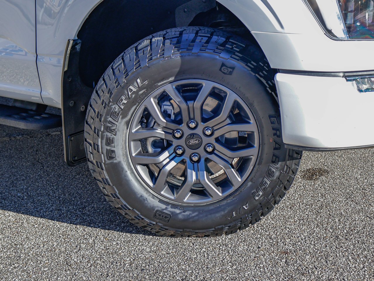 2022 Ford F-150 LARIAT 4WD SuperCrew 5.5' Box White Sherwood Park - photo #4