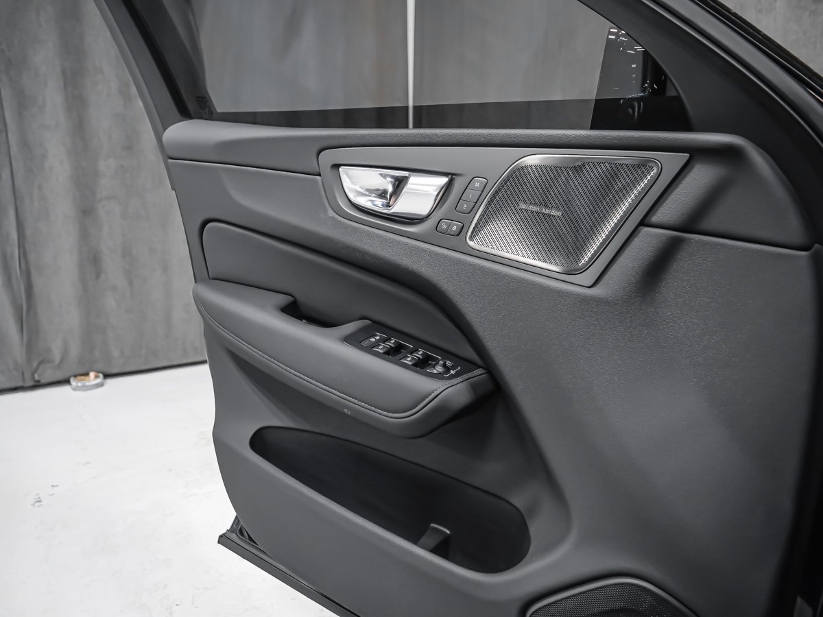 Volvo XC60 B5 ULTRA DARK 2026 Noir Montréal - photo #9