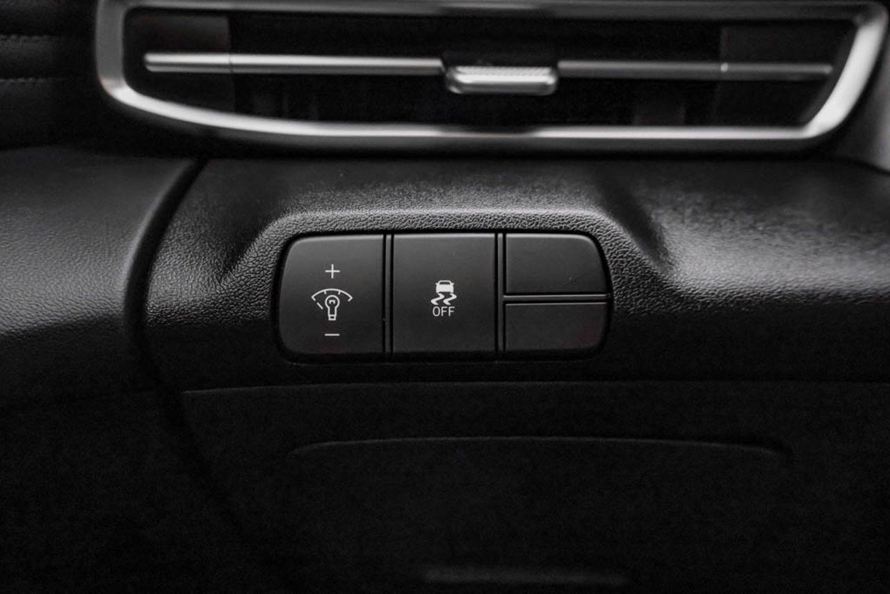2025 Hyundai Elantra Preferred IVT w/Tech Pkg White Sherwood Park - photo #15