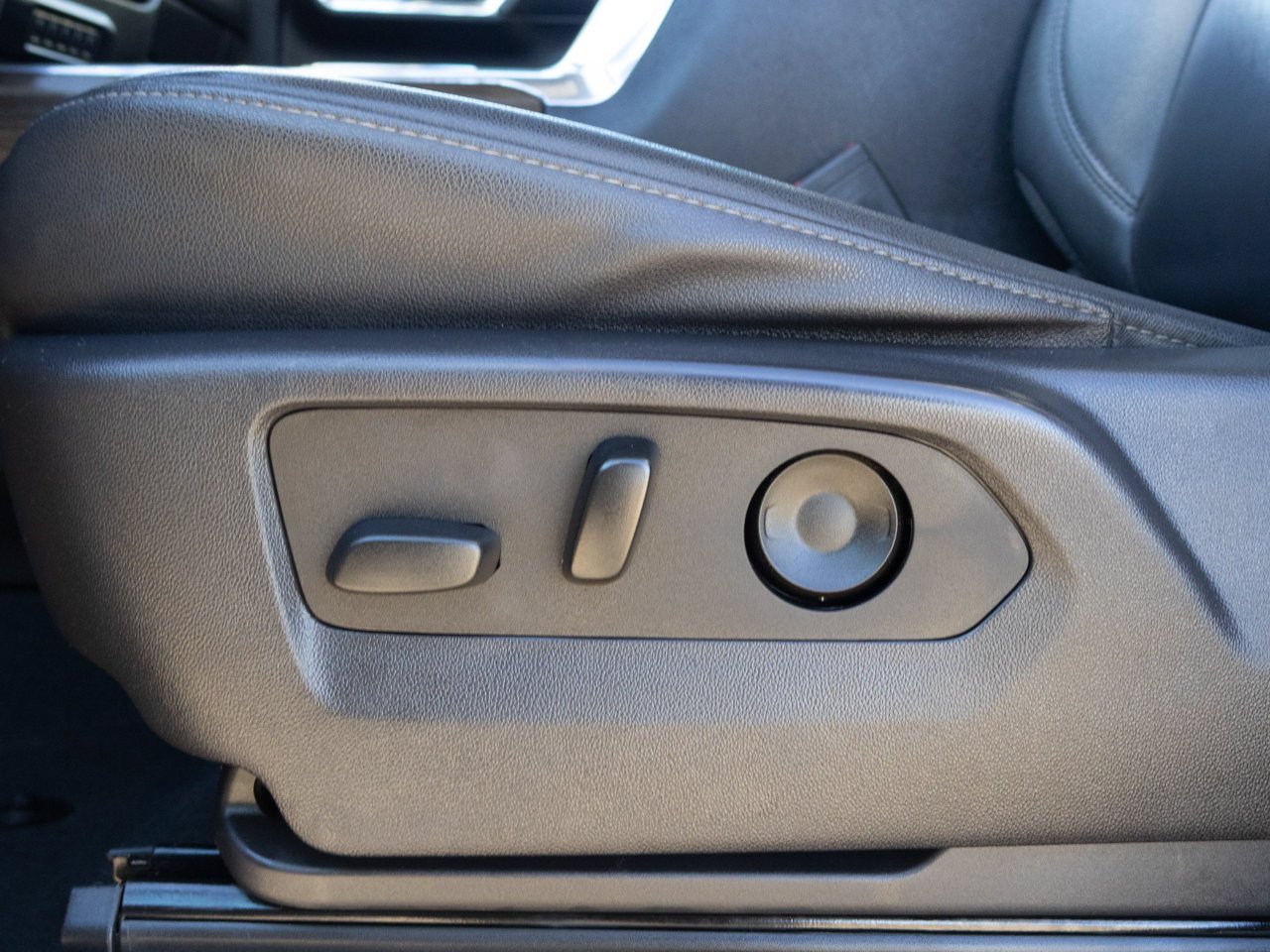 2024 Chevrolet Silverado 3500HD 4WD Crew Cab 159 LT White Sherwood Park - photo #15