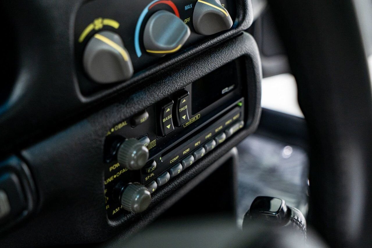 Chevrolet CAMARO Z28 PRIX EN USD | Pace Car with only 957km (595mi) with original window sticker 1993 Noir Montréal - photo #56