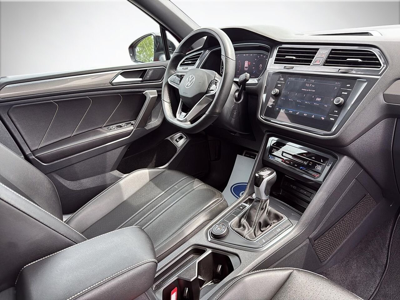 2024 Volkswagen Tiguan Red Saint-Jérôme - photo #9