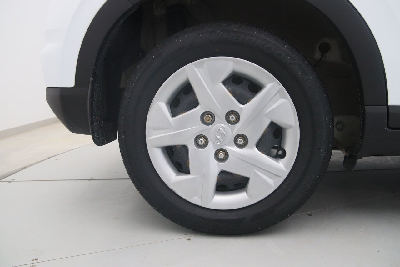 2023 Hyundai Venue Essential White Baie-Comeau - photo #16