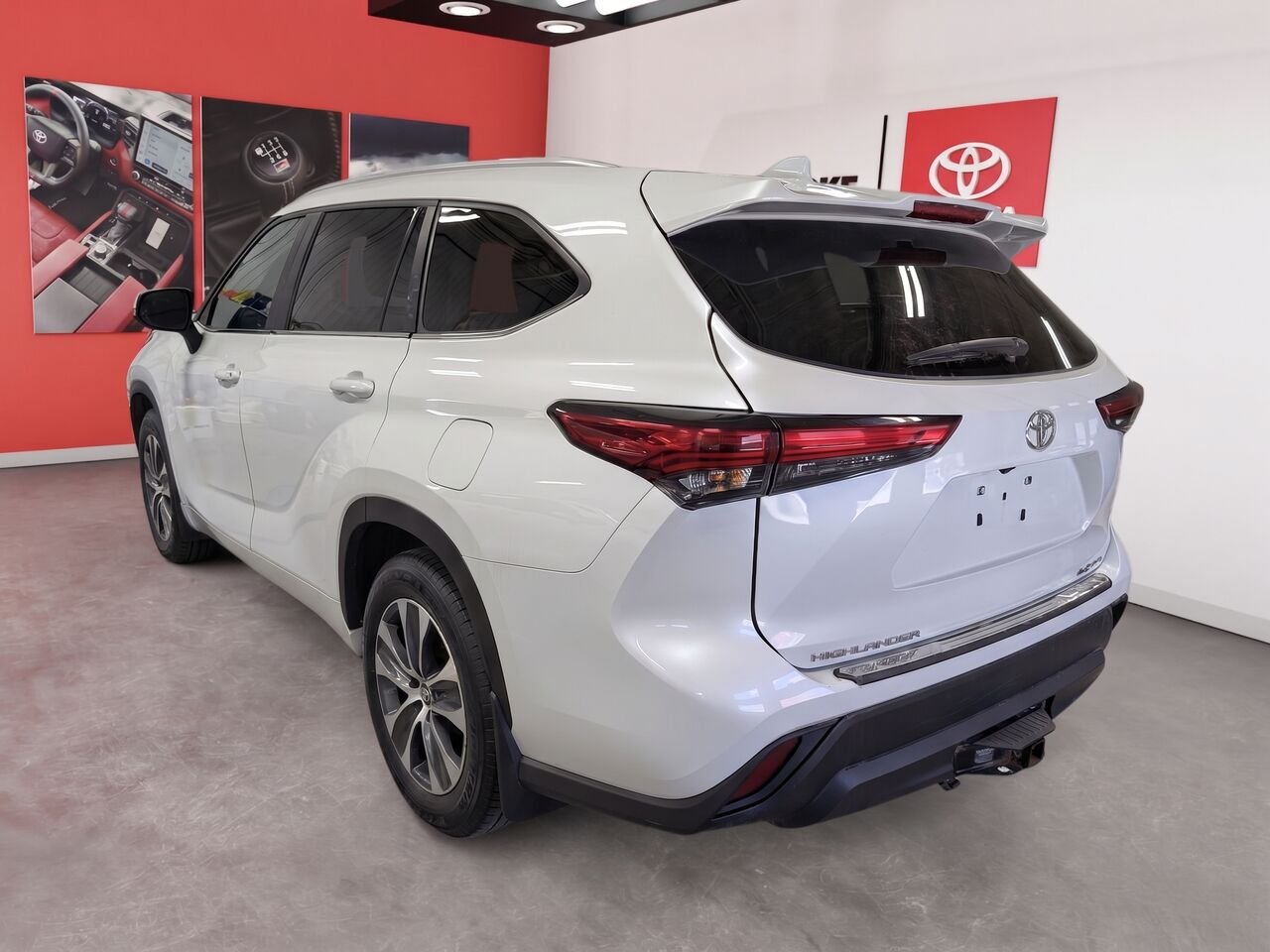 Toyota Highlander XLE/AWD/SIÈGES CHAUFFANTS/VOLANT CHAUFFANT/TOIT OUVRANT/BLUETOOTH/AC BIZONE 2023 Frisson glacé nacré Sherbrooke - photo #1