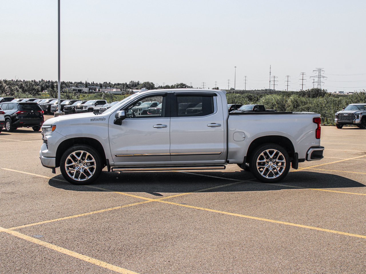 2023 Chevrolet Silverado 1500 4WD Crew Cab 147 High Country White Sherwood Park - photo #4
