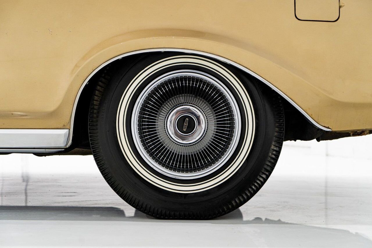 Lincoln Continental Only 687 miles from new. Unrestored example **PRICE IN USD** 1969 Or Montréal - photo #42