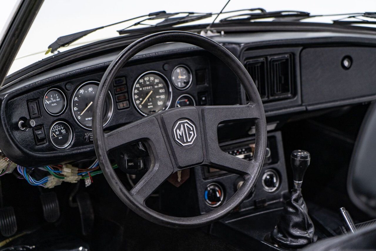 MG B Beautifully presented from former complete restoration 1979 Blanc Montréal - photo #11