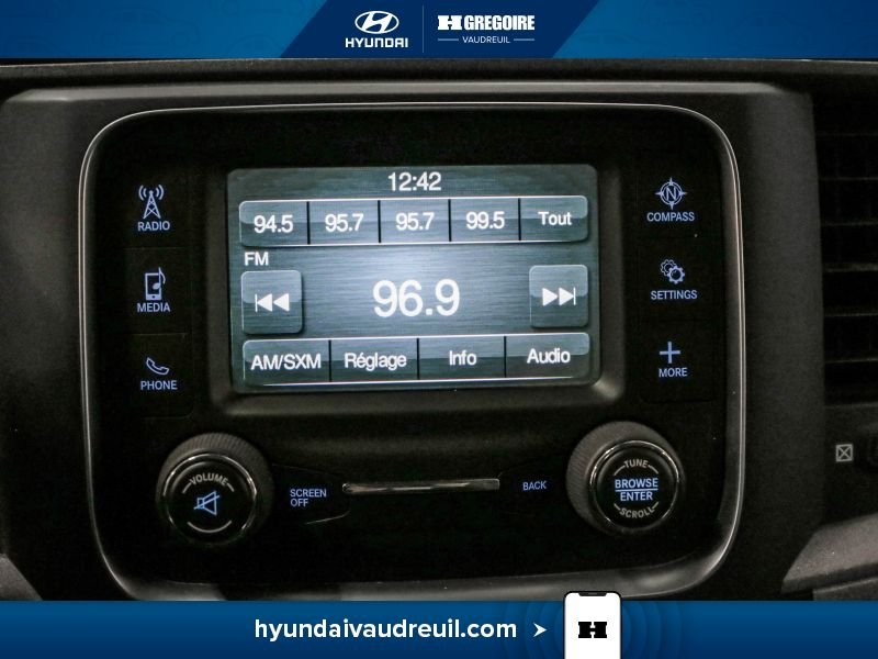 Ram 1500 YW97 | Express 4x4 Crew Cab 5'7" Box 2019 Argent Laval - photo #26