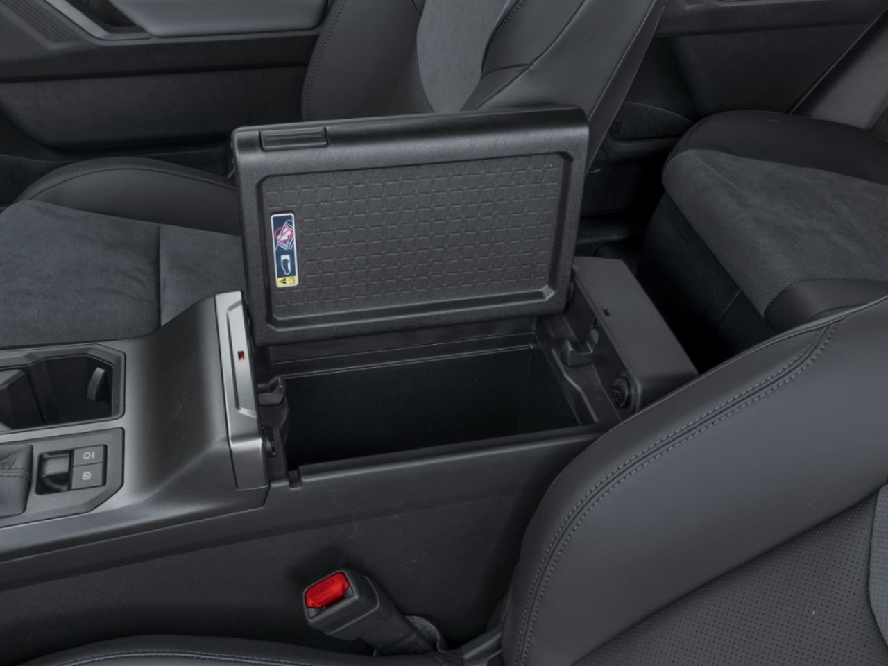 2026 TOYOTA RAV4 Wind Chill Pearl w/Black Roof Saint-Basile-le-Grand - photo #3