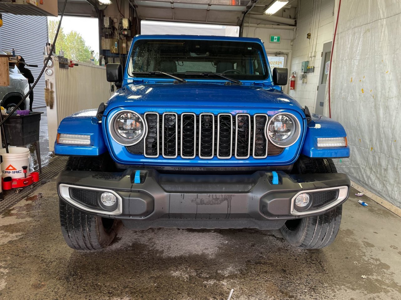 Jeep Wrangler 4xe SAHARA 4X4 GR TECH *NAV* CUIR SIÈGES CHAUFF ALPINE 2024 Bleu Saint-Jérôme - photo #4