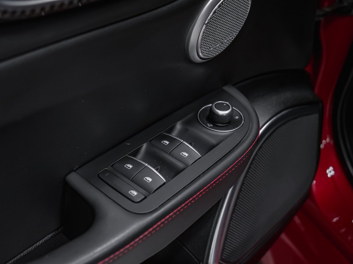 Alfa Romeo Giulia QUADRIFOGLIO CARBON TOIT CARBONE ASSIST CONDUITE 2021 Rouge Montréal - photo #25