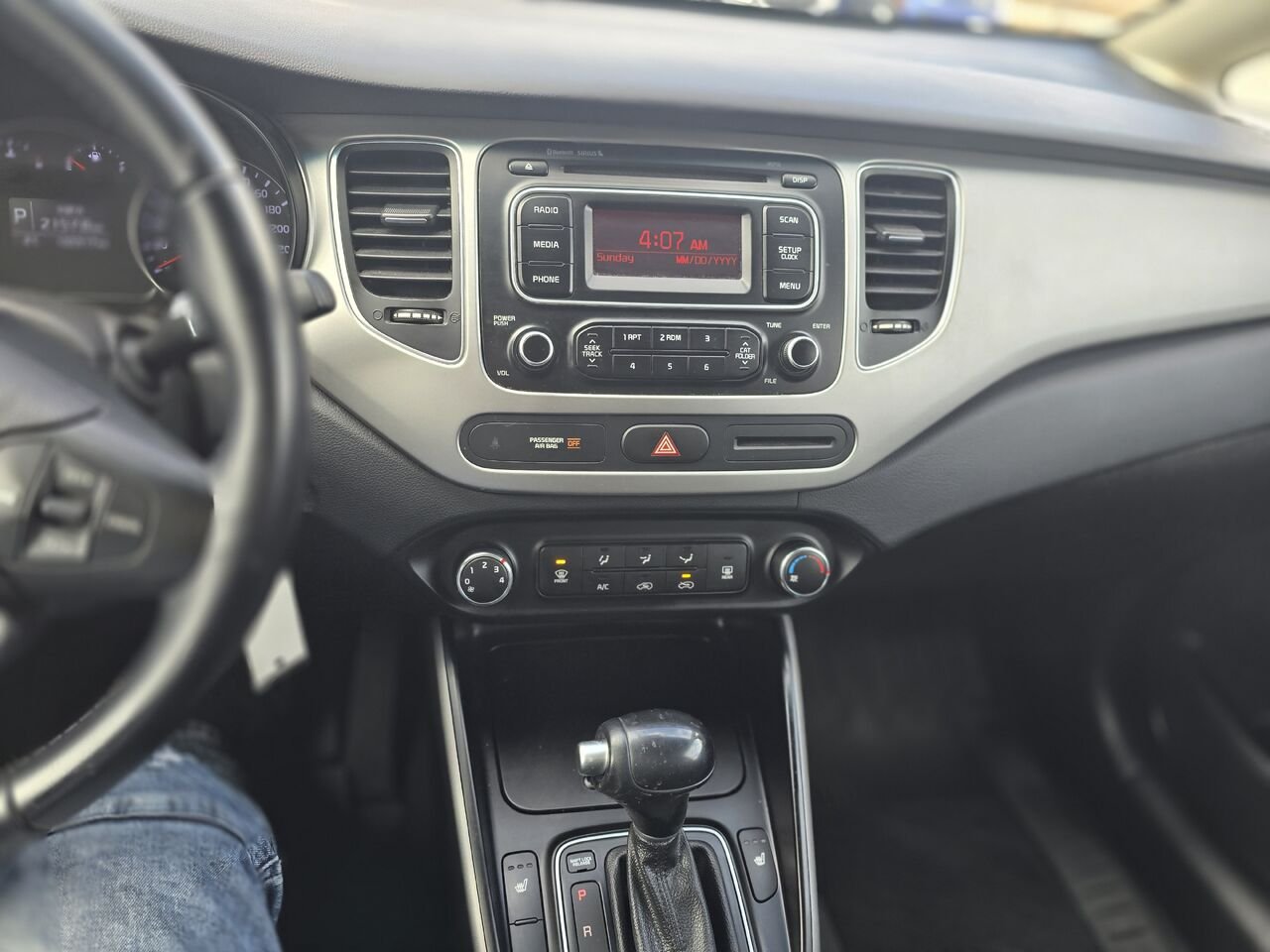 2016 Kia Rondo White  - photo #11