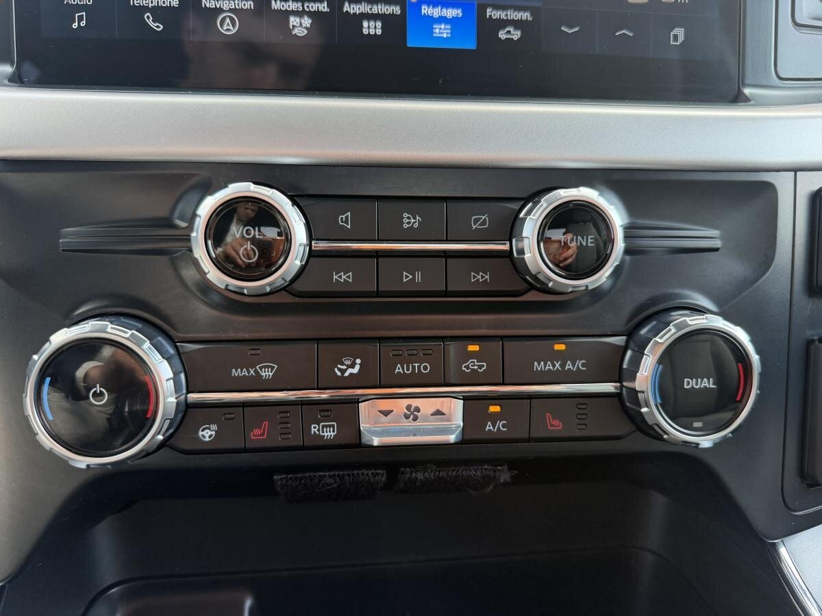2023 Ford F-150 Lightning White  - photo #13