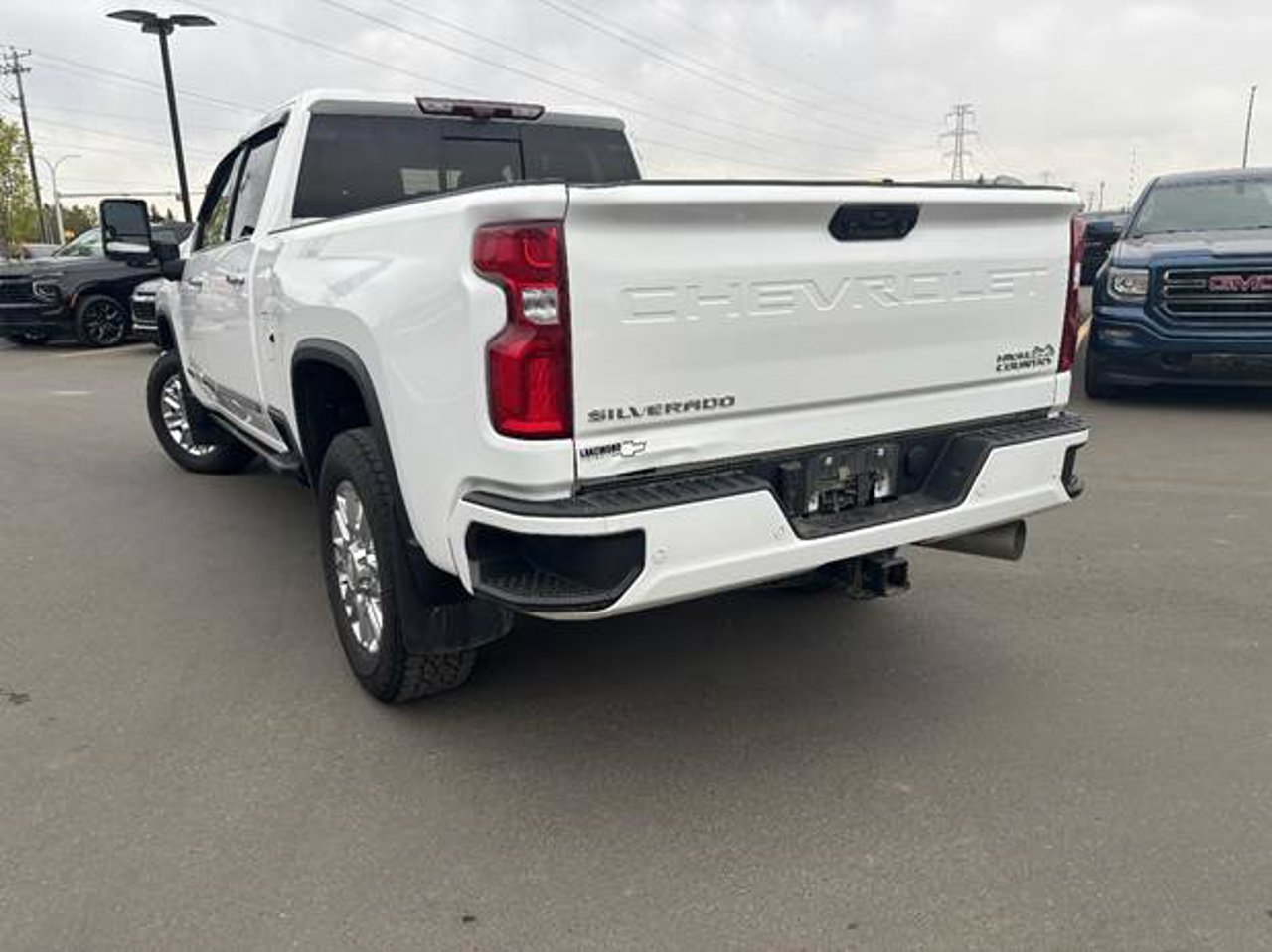 2024 Chevrolet Silverado 3500HD 4WD Crew Cab 159 High Country White Sherwood Park - photo #3