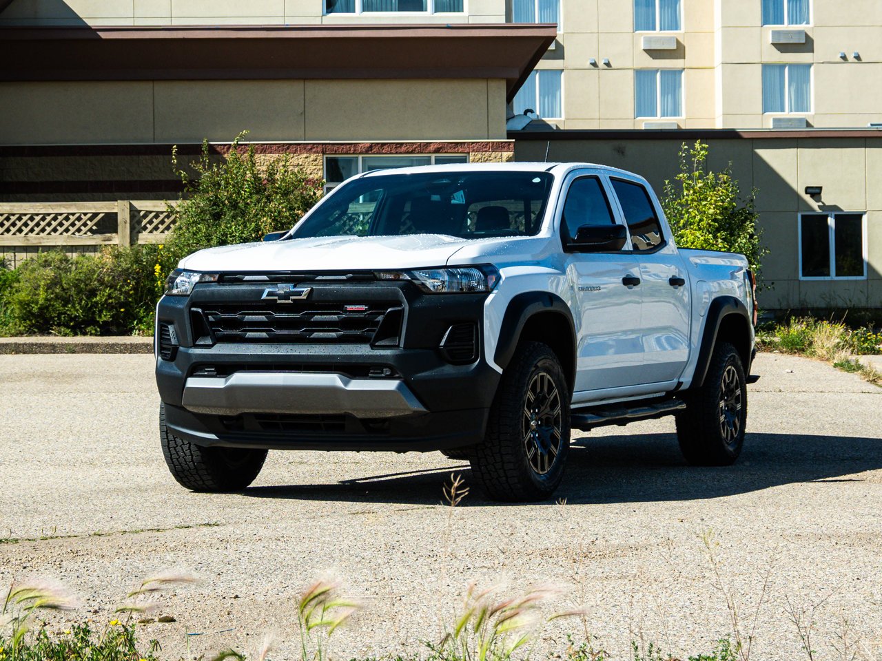 2024 Chevrolet Colorado 4WD Crew Cab Trail Boss White Sherwood Park - photo #3