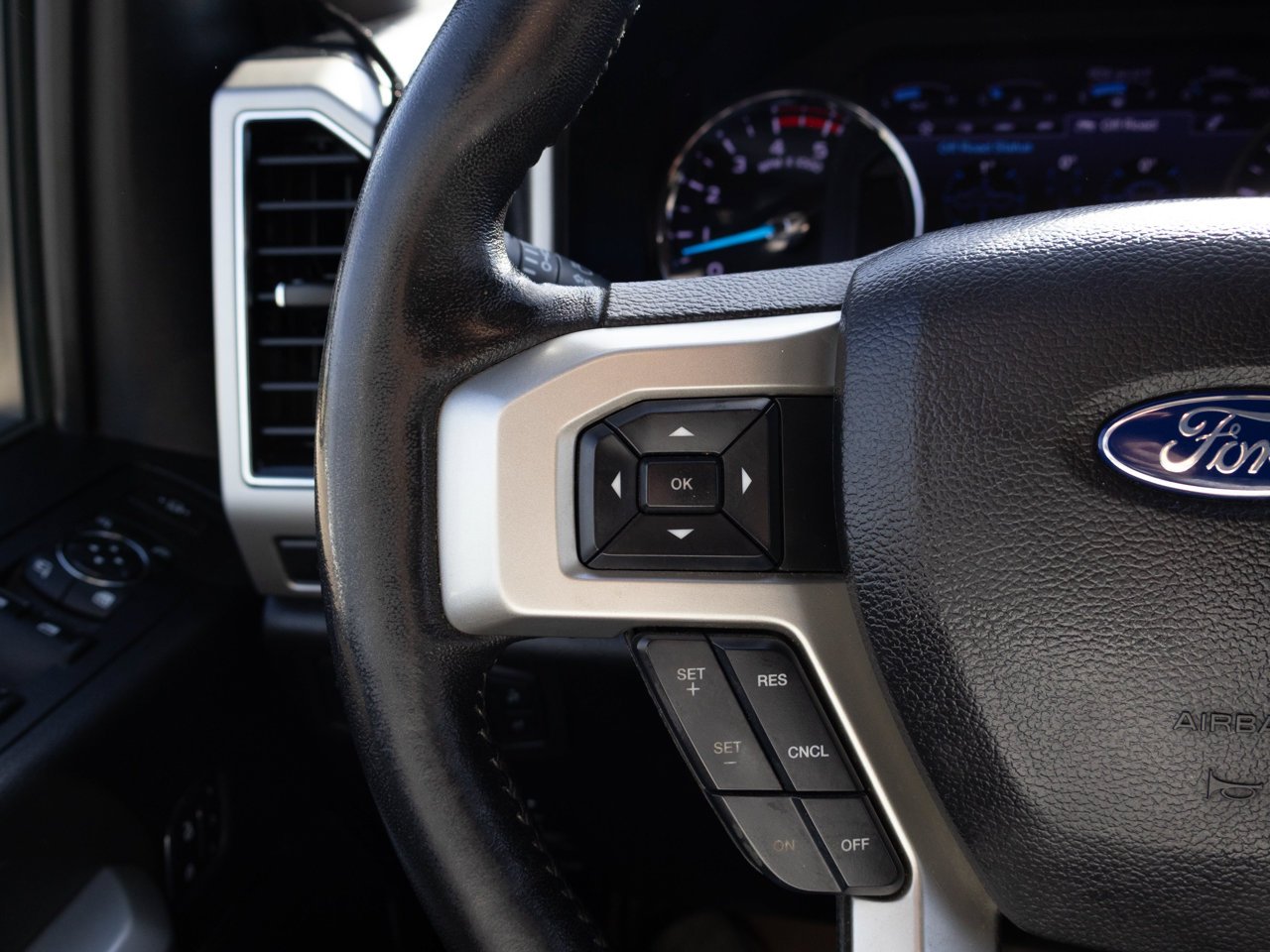 2019 Ford Super Duty F-350 SRW LARIAT 4WD Crew Cab 6.75' Box Black Sherwood Park - photo #18