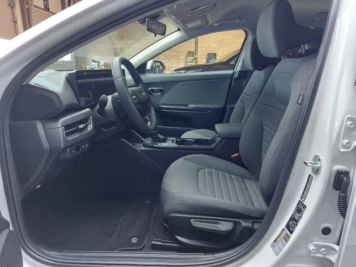 2025 Kia K4 Snow White Pearl Blainville - photo #12