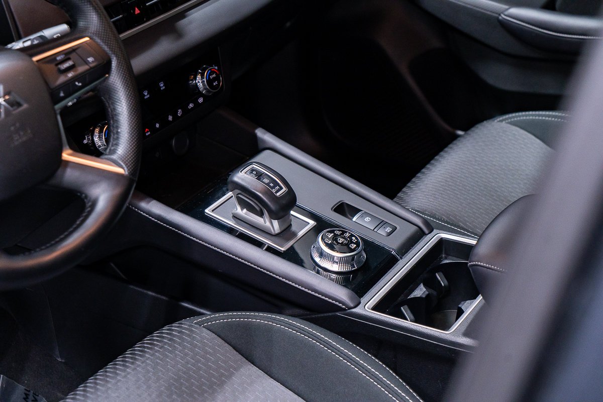 2024 Mitsubishi Outlander ES S-AWC Grey Montreal - photo #11