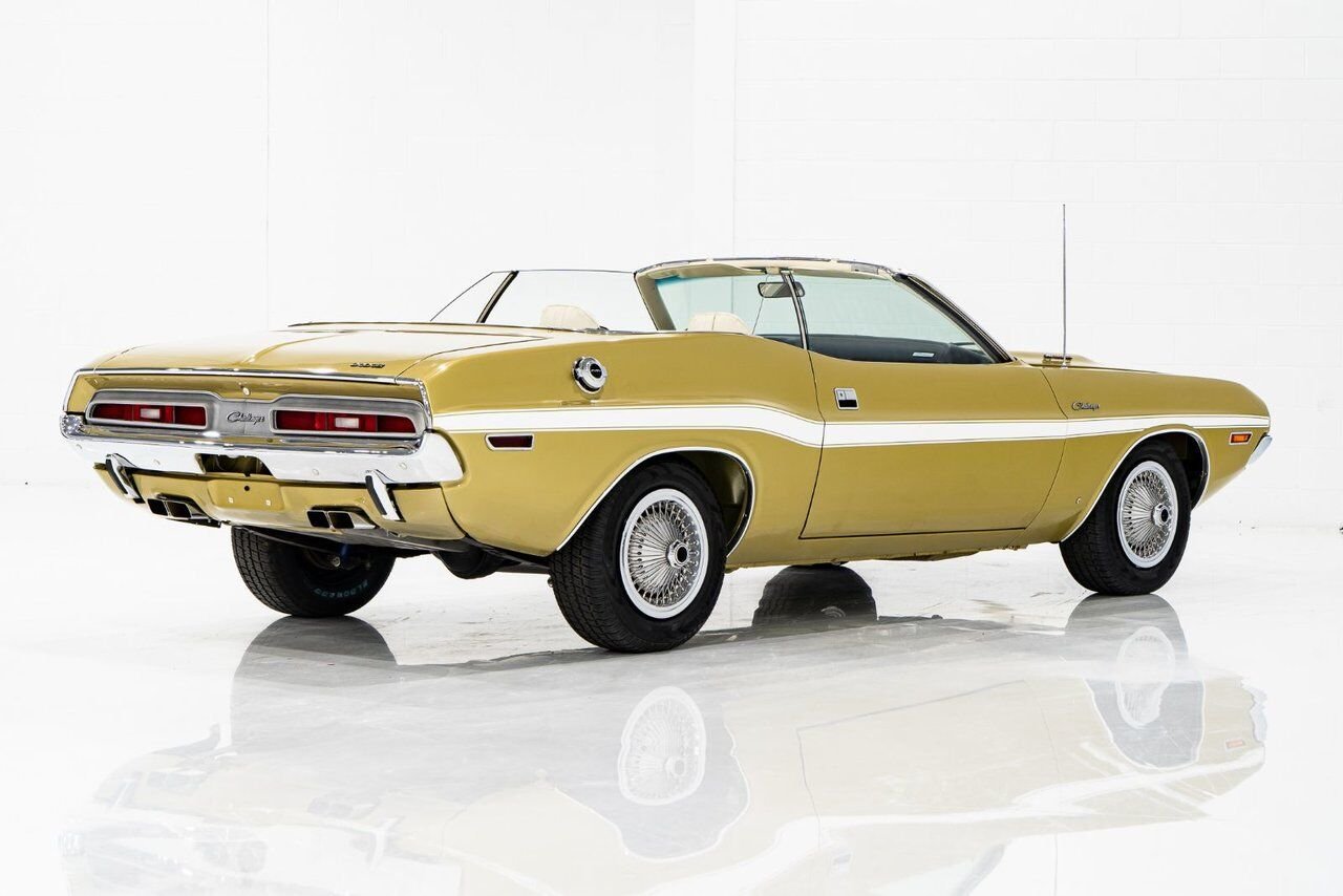 1971 Dodge Challenger *PRIX EN USD* Convertible Fully restored to desirable specifications Gold Montreal - photo #61