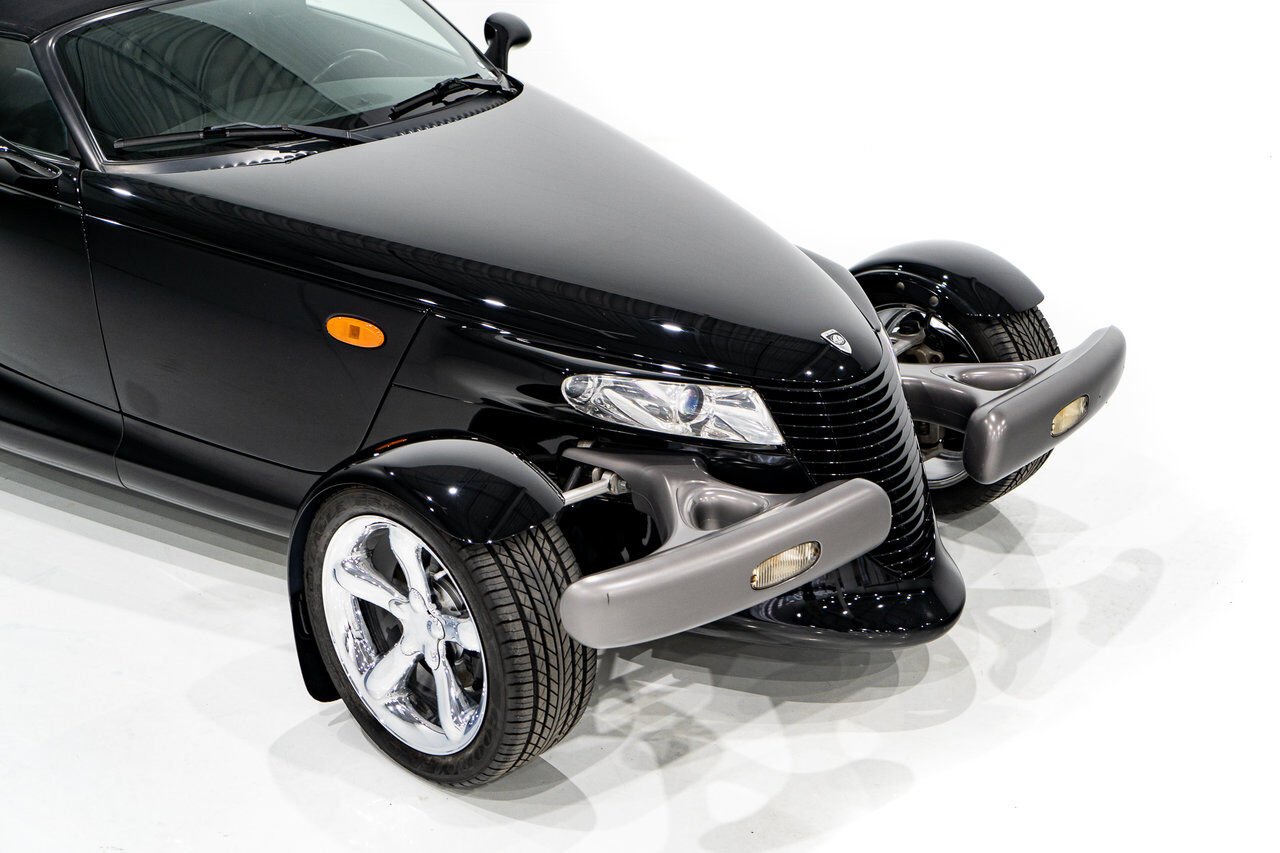 Plymouth Prowler Desirable Black Colour with only 7,611KM (4756mi) from new **PRICE IN USD** 1999 Noir Montréal - photo #25