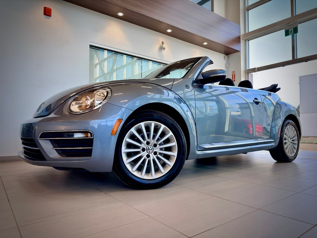 2019 Volkswagen Beetle Convertible Blue Notre-Dame-des-Prairies - photo #1