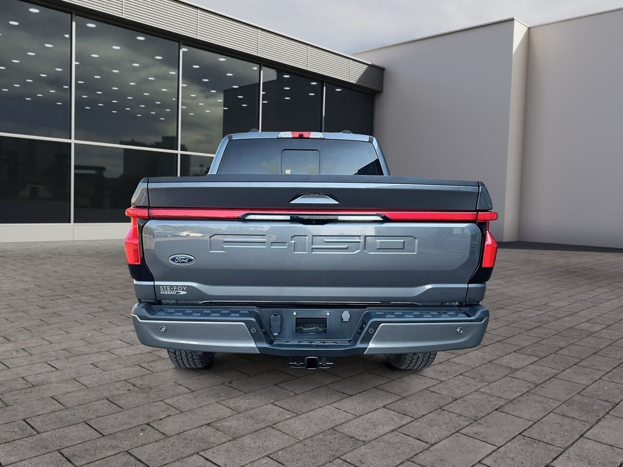 2023 Ford F-150 Lightning LARIAT STANDARD RANGE Grey Québec - photo #2