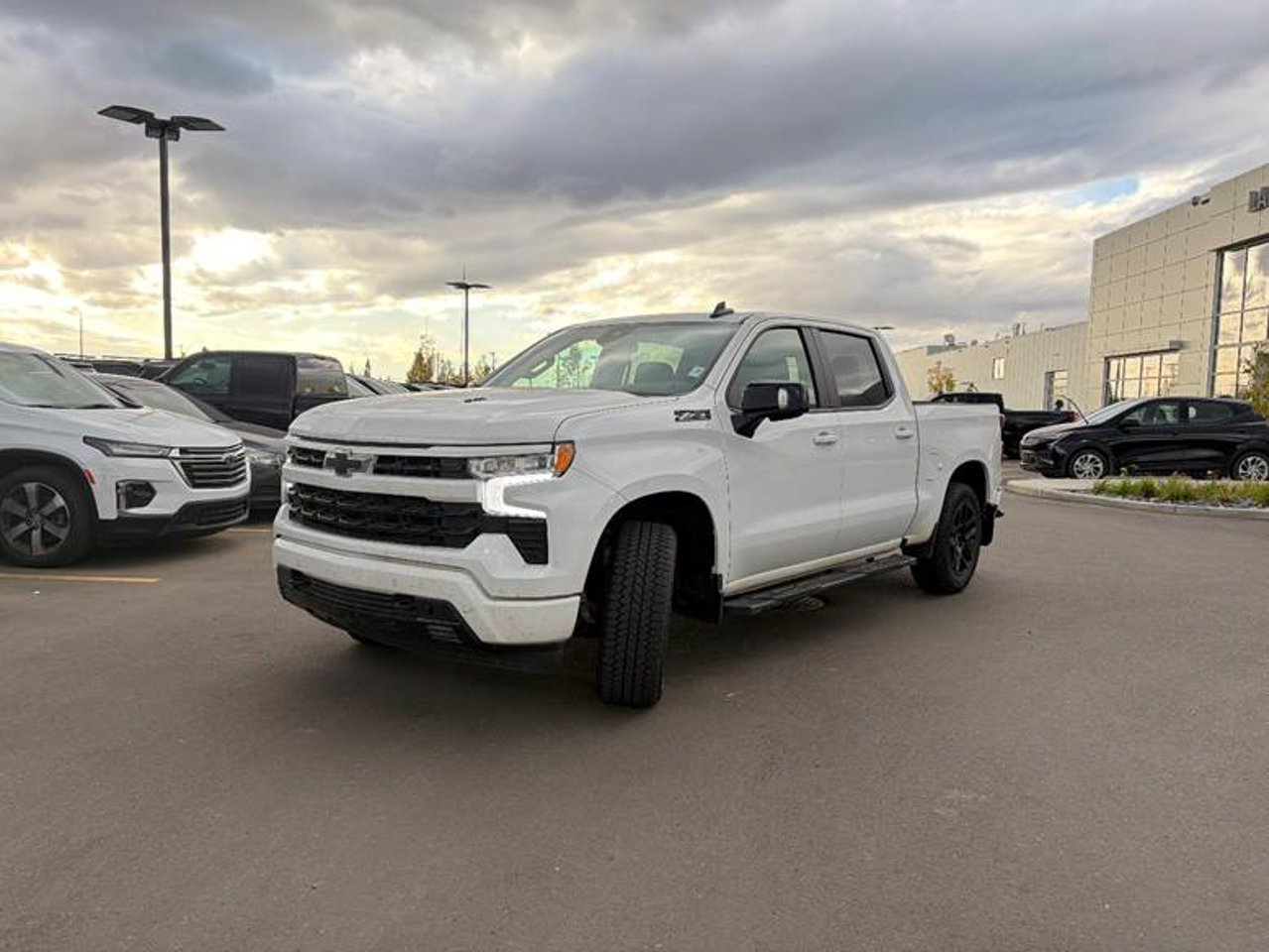 2024 Chevrolet Silverado 1500 4WD Crew Cab 147 RST White Sherwood Park - photo #2