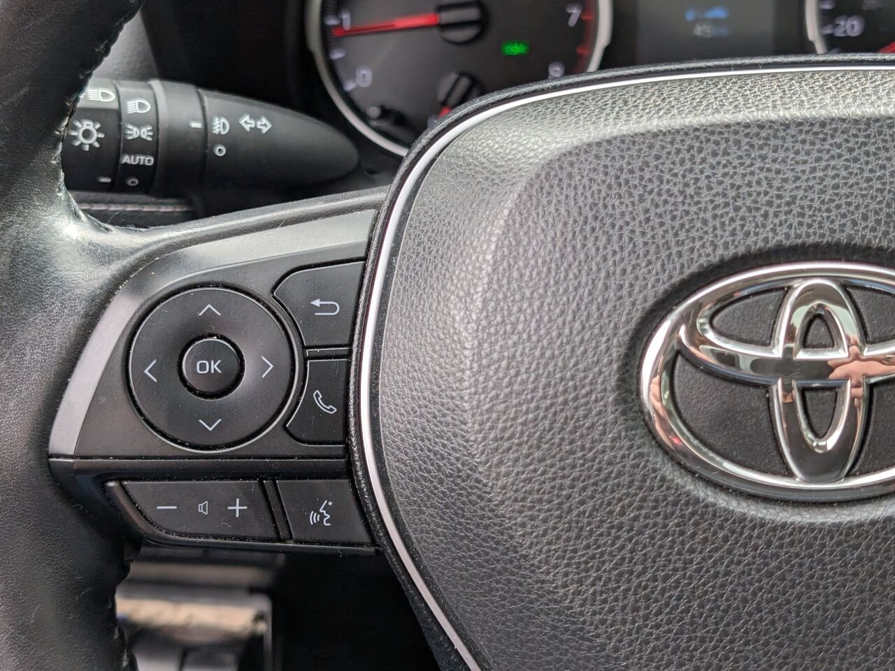 Toyota RAV4 XLE/AWD/SIÈGES CHAUFFANTS/VOLANT CHAUFFANT/BLUETOOTH/AC BIZONE 2019 Gris Sherbrooke - photo #14