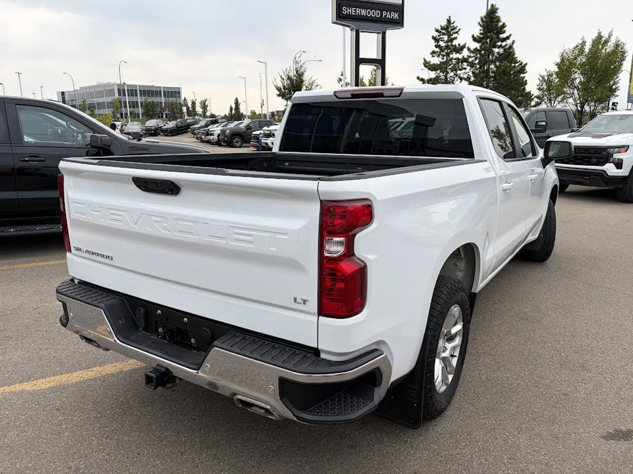 2023 Chevrolet Silverado 1500 4WD Crew Cab 147 LT White Sherwood Park - photo #4