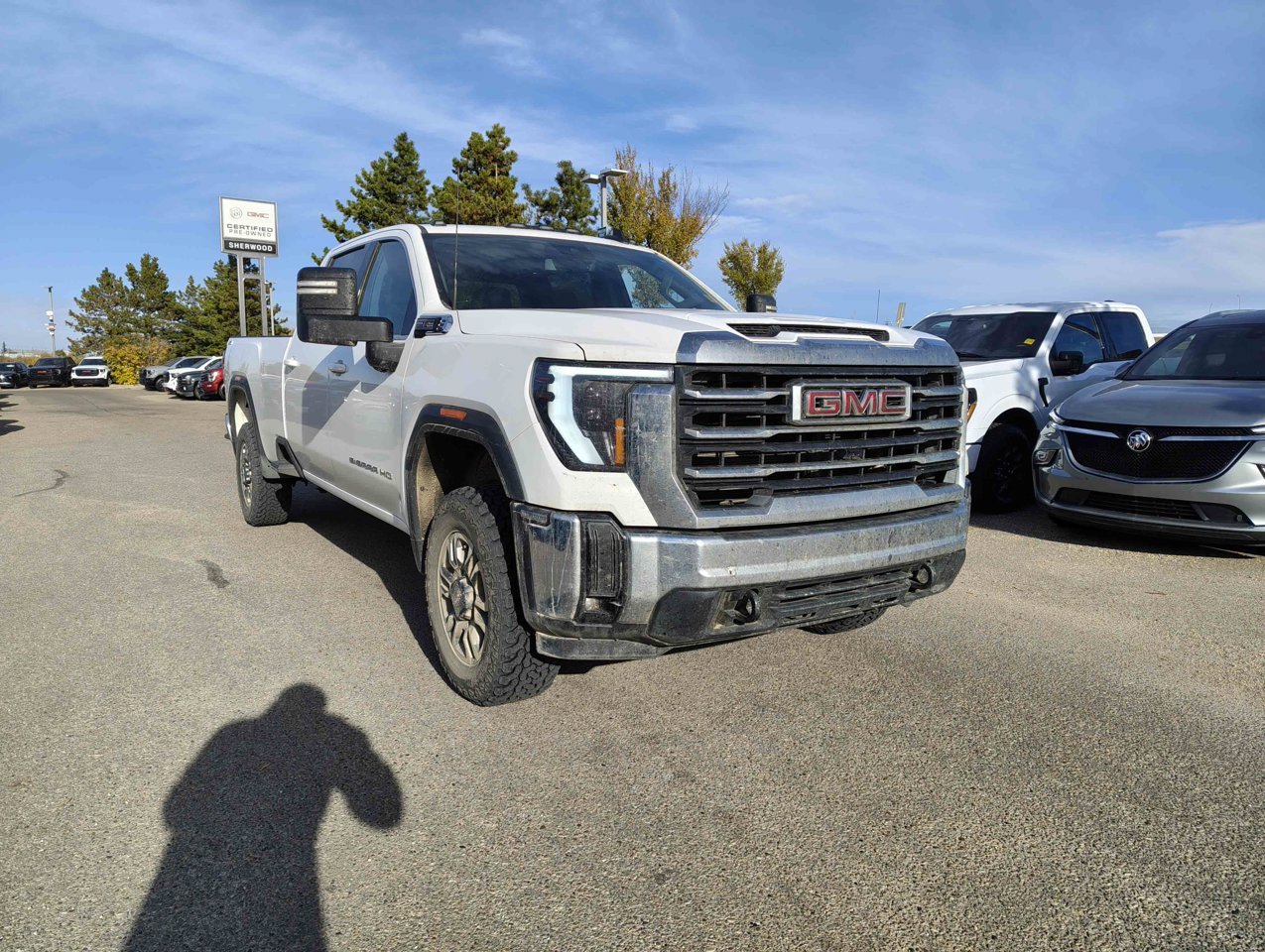 2024 GMC Sierra 3500HD 4WD Crew Cab 172 SLE White Sherwood Park - photo #2